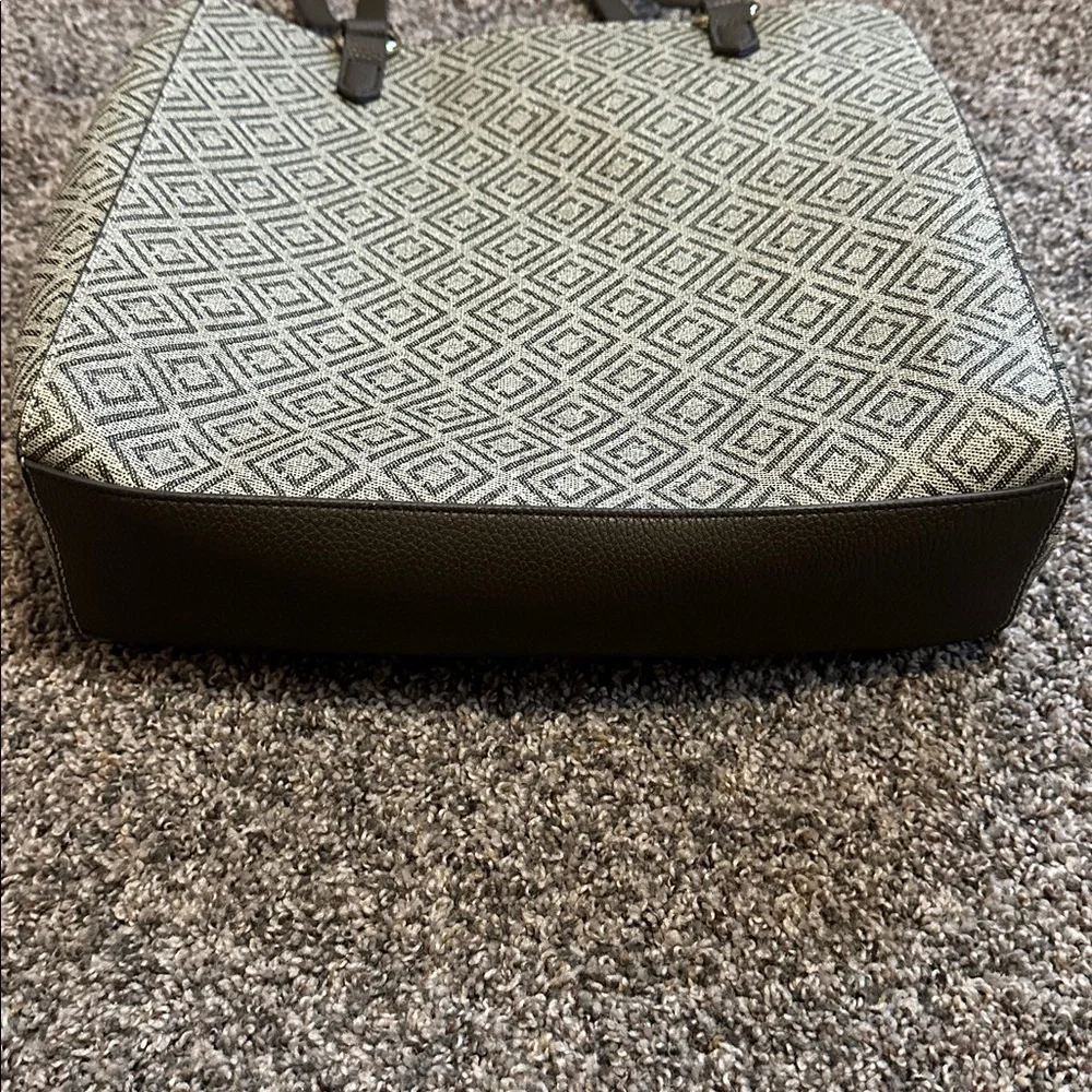 Liz Claiborne Geometric Design Tote/Handbag. Color is olive green/brown